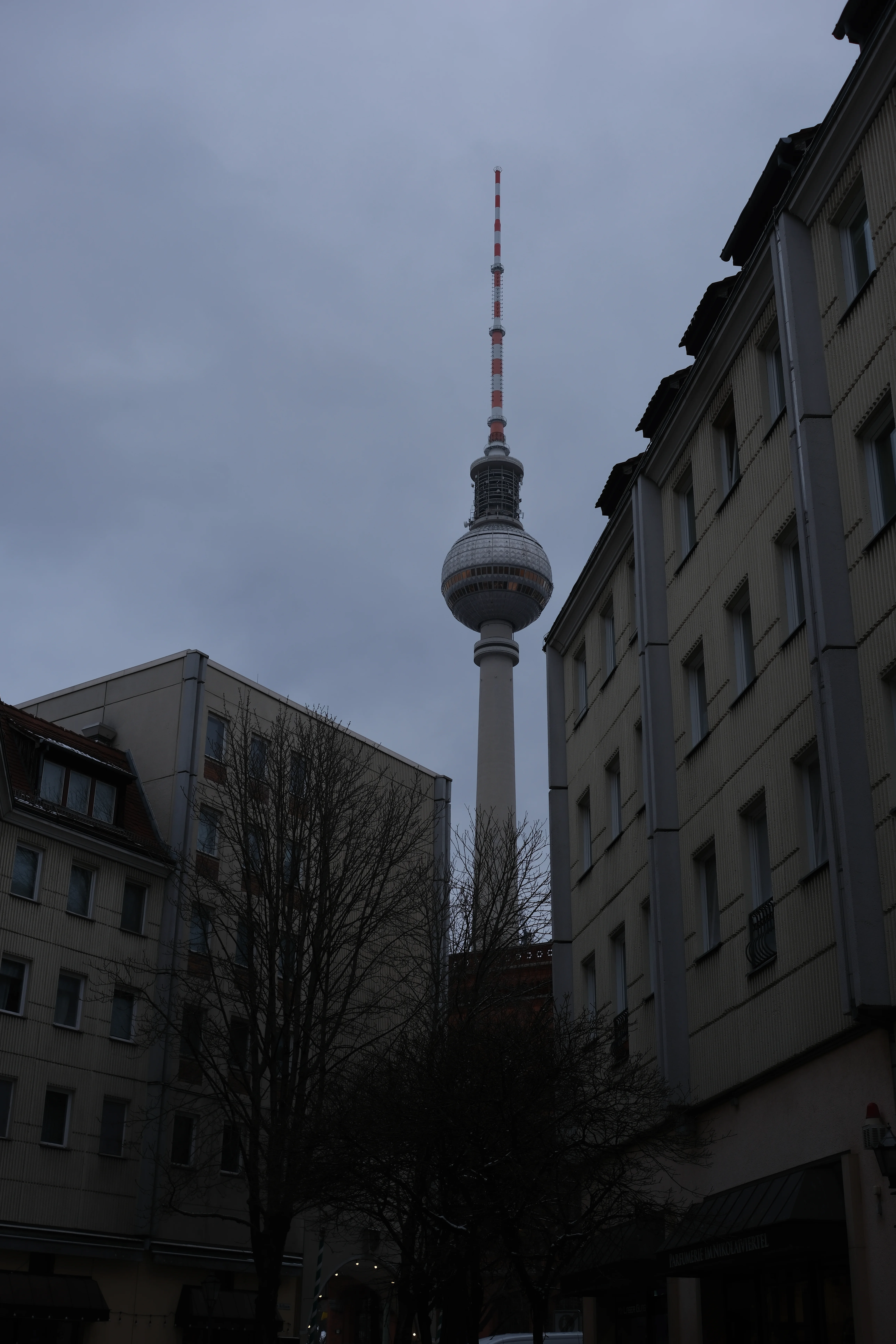 Berliner Fernsehturm zwischen Häusern