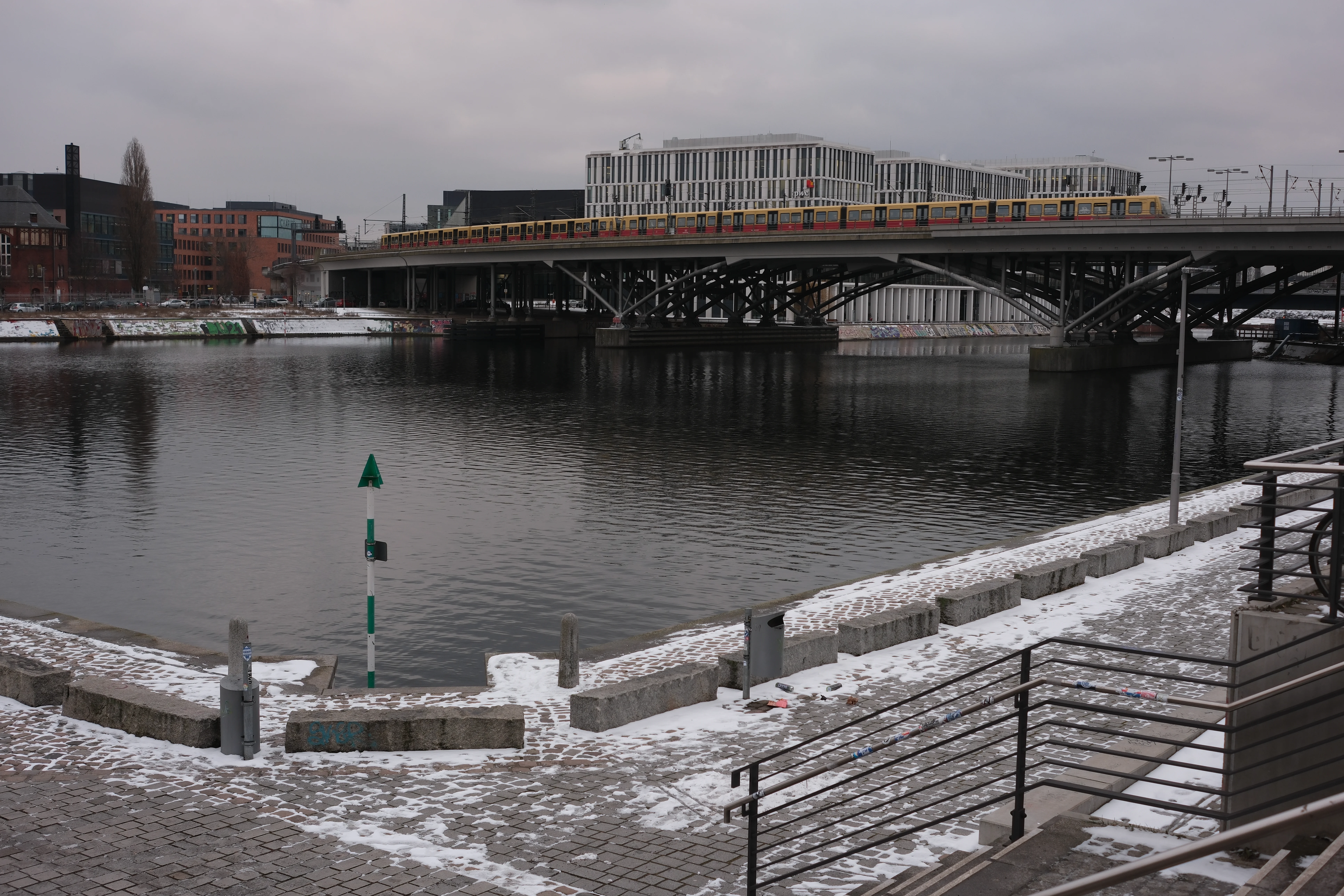 Berlin Hauptbahnhof - S-Bahn fährt über Brücke in Bahnhof ein
