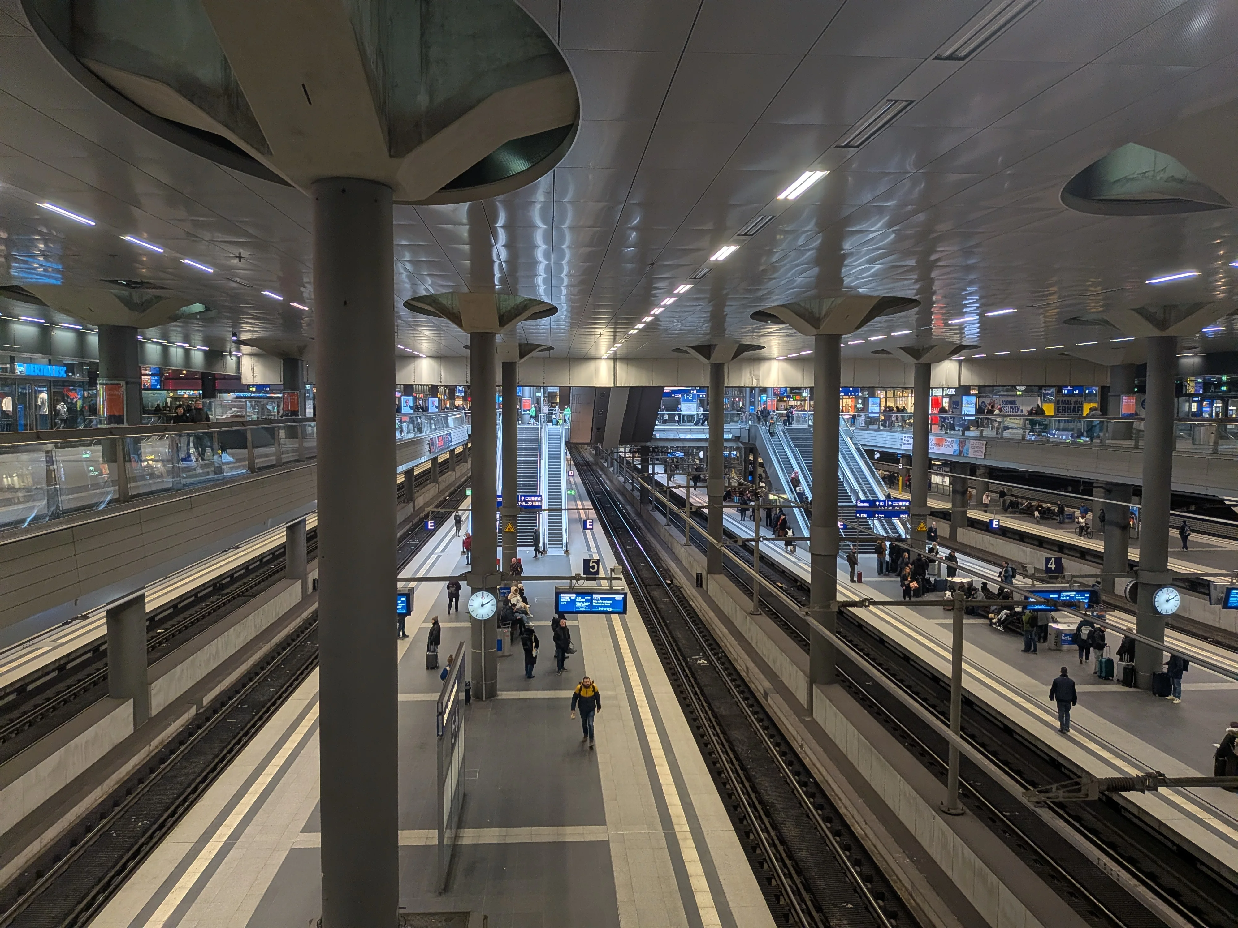 Berliner Hauptbahnhof - Blick auf die unteren Gleise