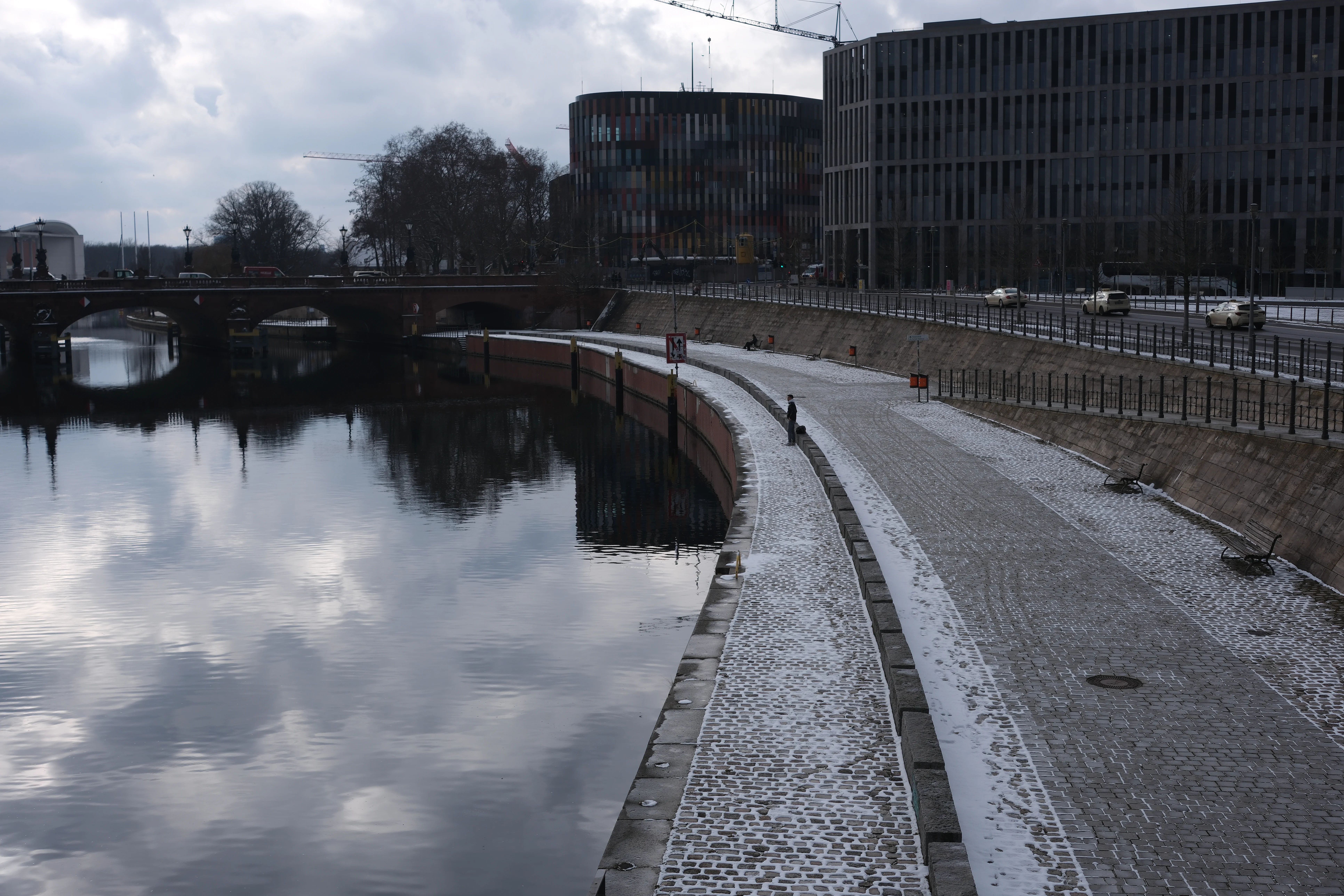 Berliner Regierungsviertel - Blick auf eine Promenade am Fluss