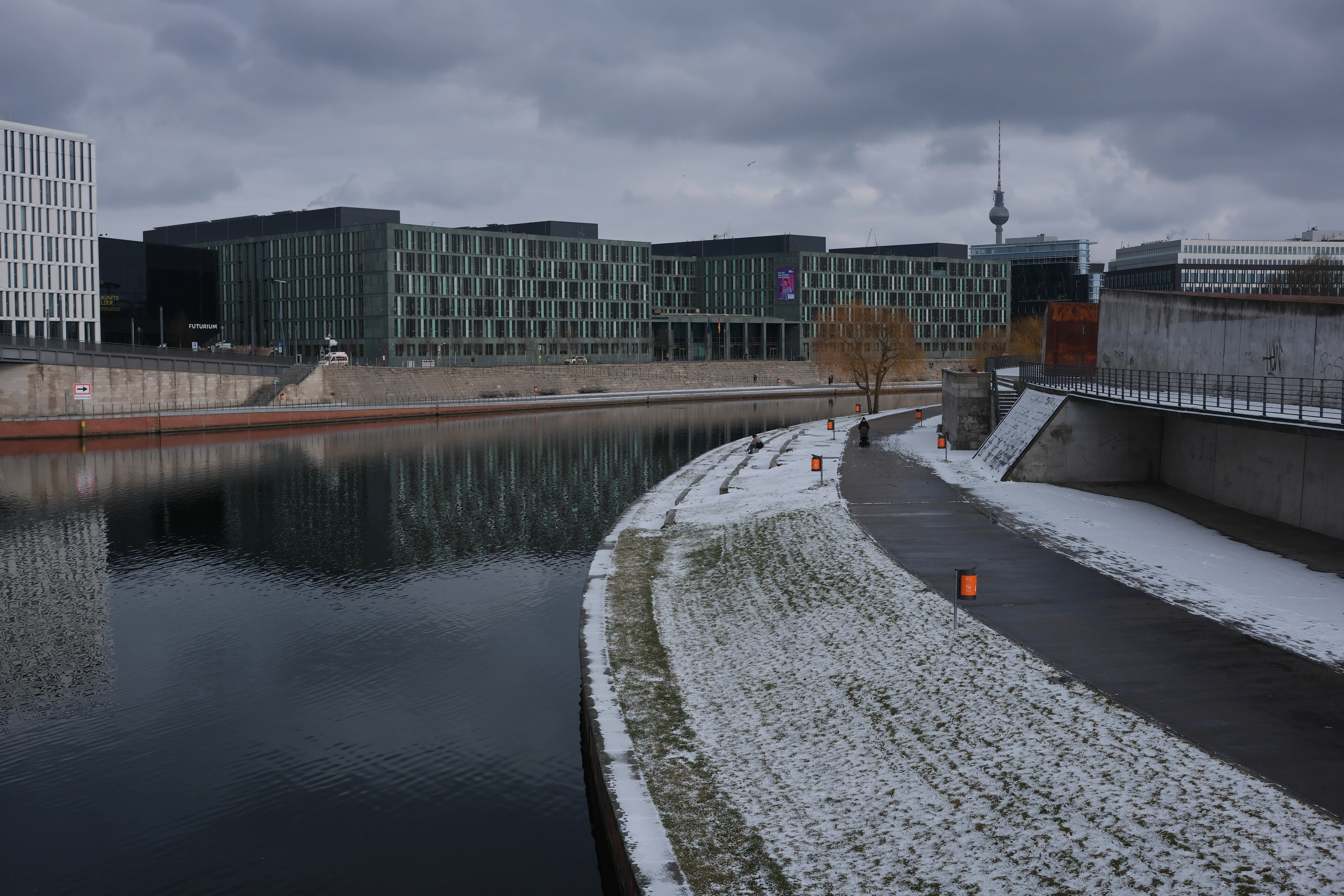 Berliner Regierungsviertel - Blick auf eine Promenade am Fluss, andere Seite der Brücke