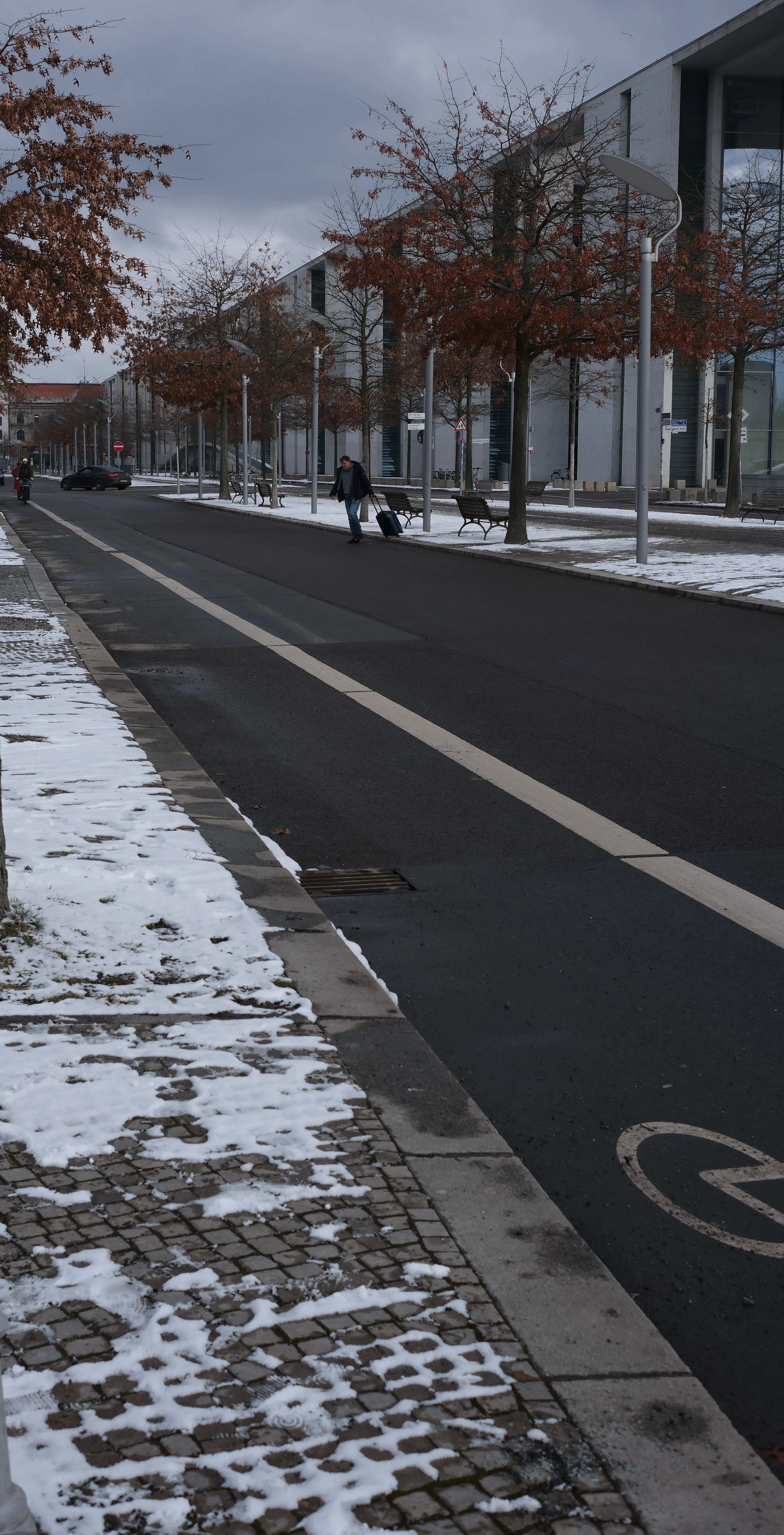 Berliner Regierungsviertel - Aufgemalter Fahrradweg auf der Straße