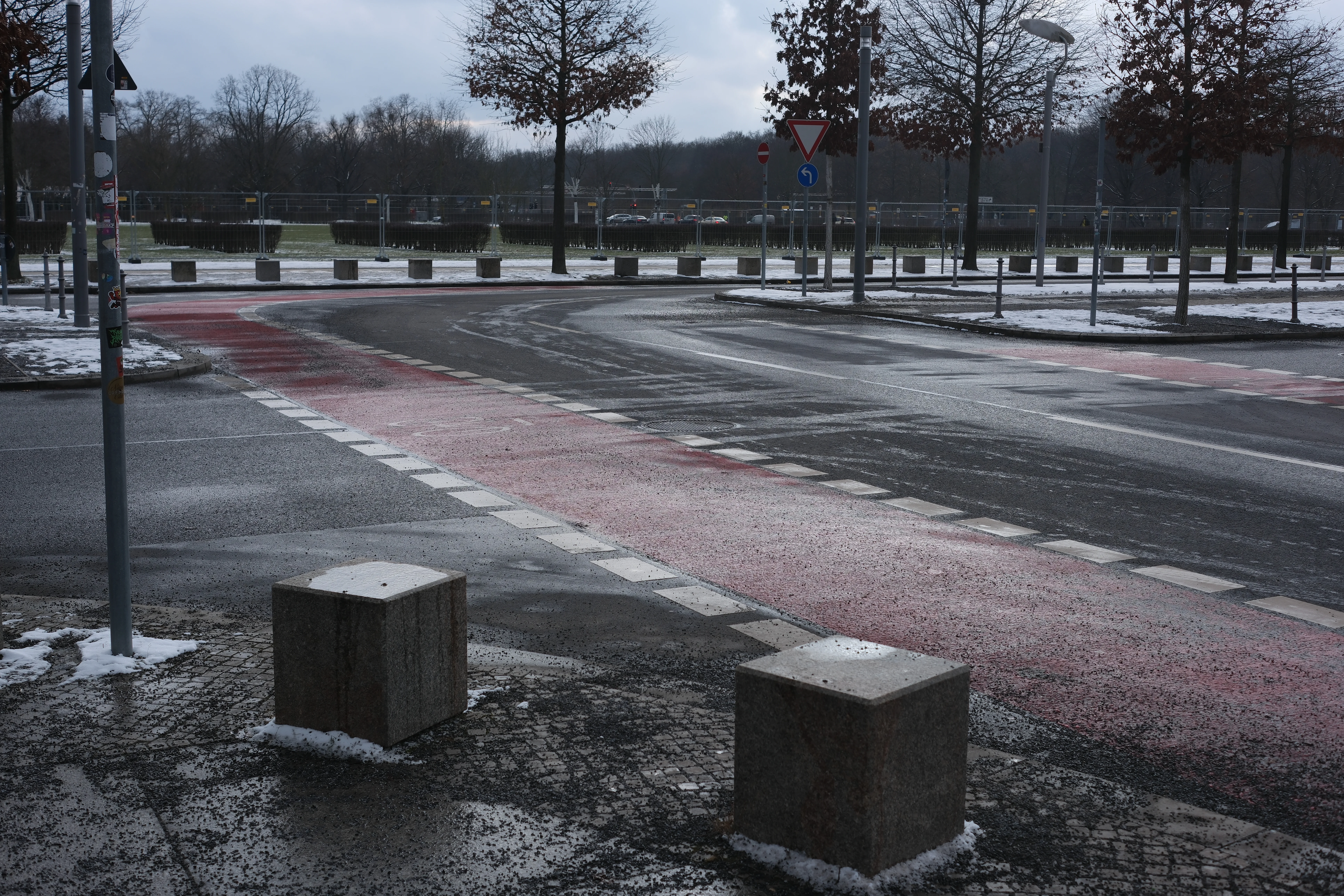 Berliner Regierungsviertel - Kreuzung mit aufgemalten Fahrradwegen auf der Straße