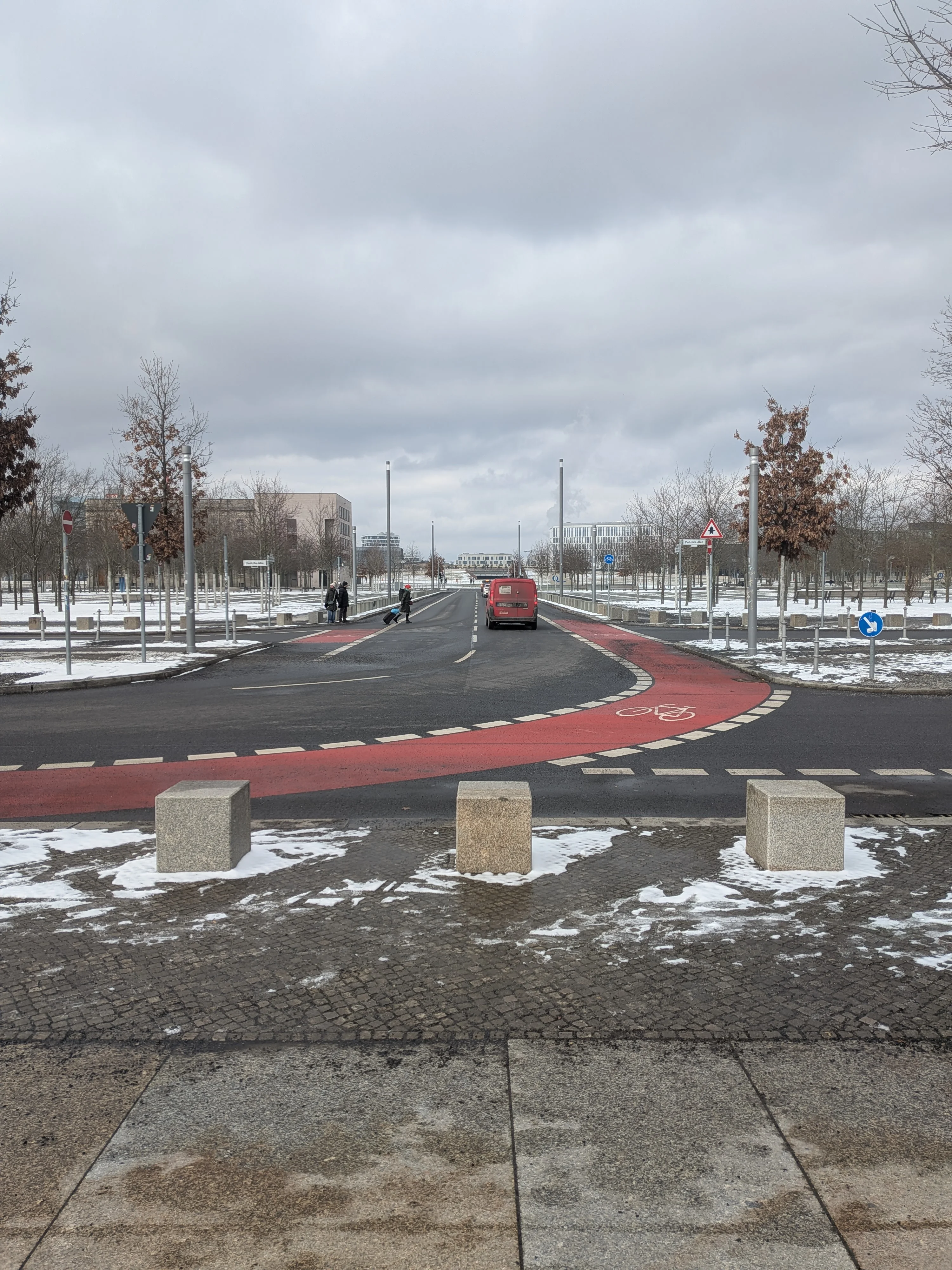 Berliner Regierungsviertel - Kreuzung mit aufgemalten Fahrradwegen auf der Straße, anderer Blickwinkel