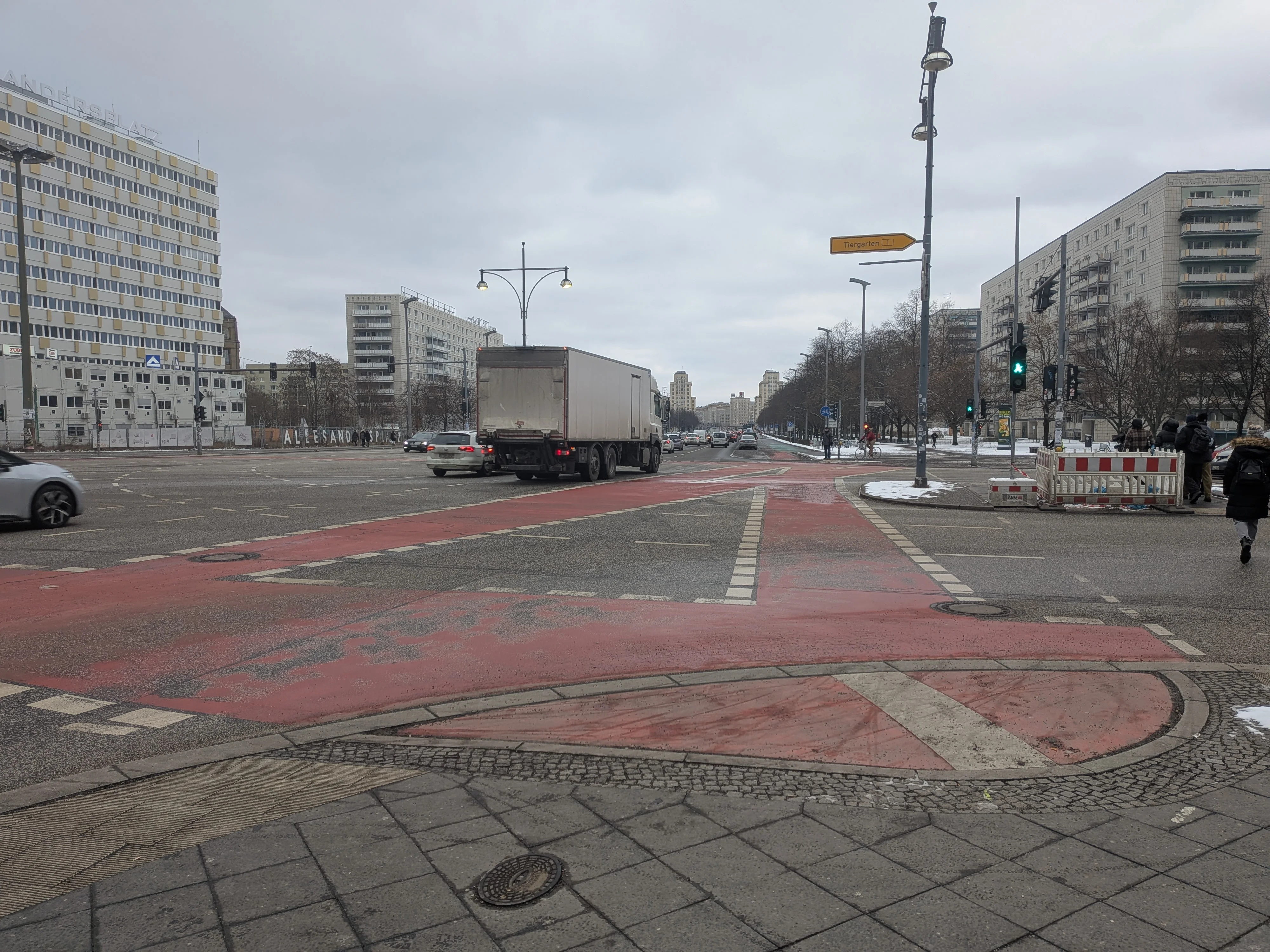 Aufgemalter Fahrradweg an Kreuzung