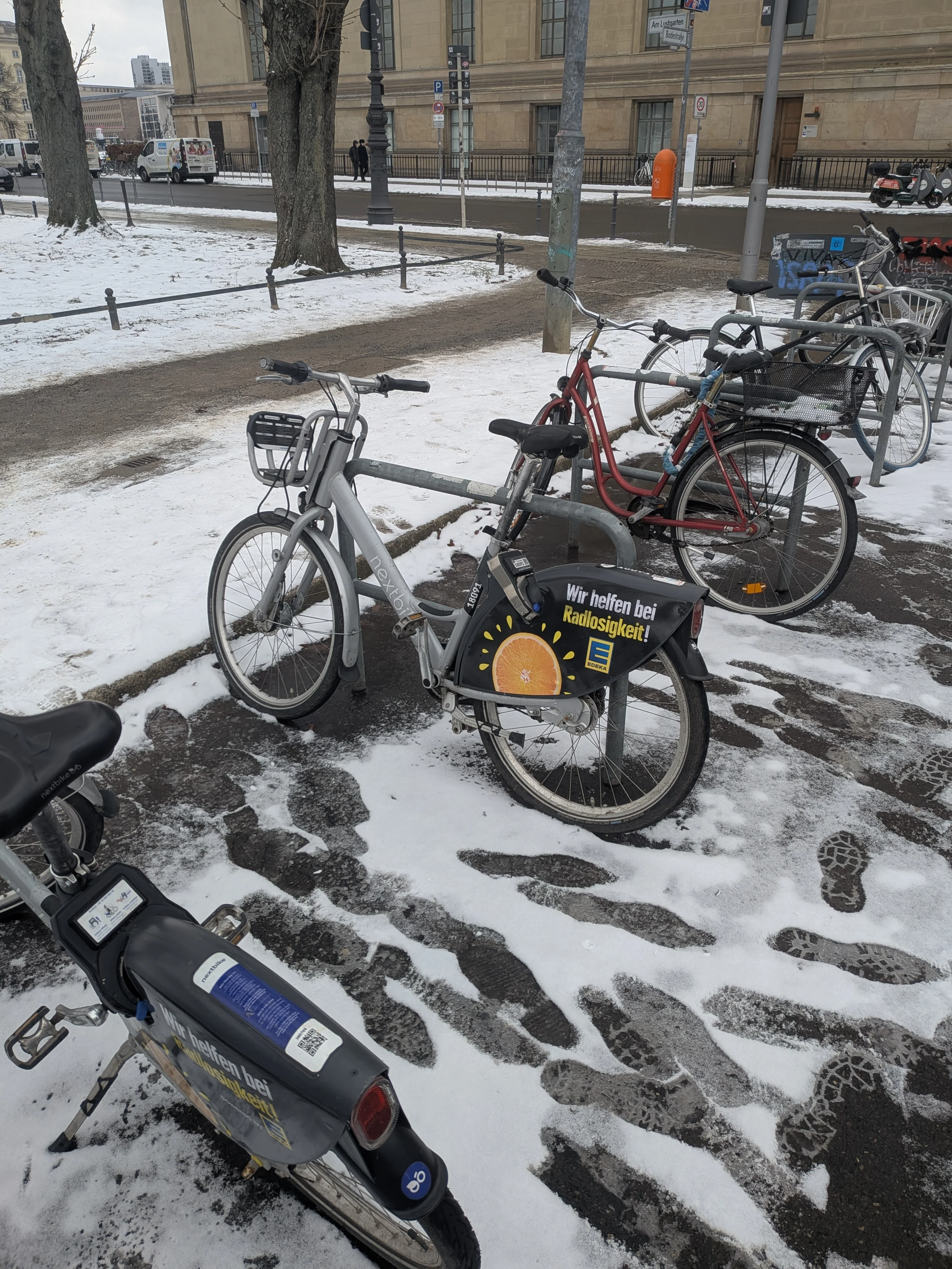 Leihfarrad mit Spruch "Wir helfen bei Radlosigkeit"