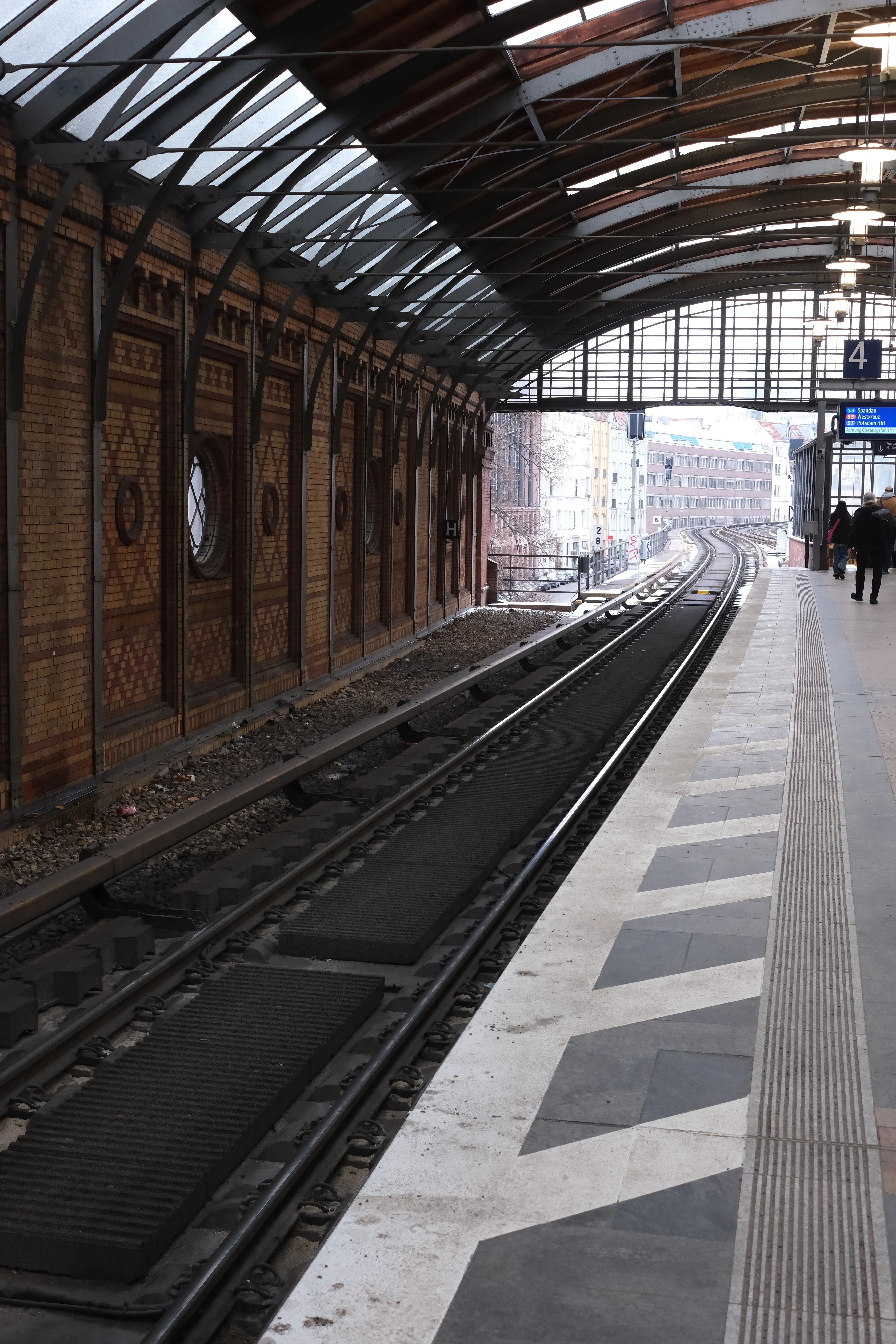 S-Bahn Station, Blick auf die Gleise