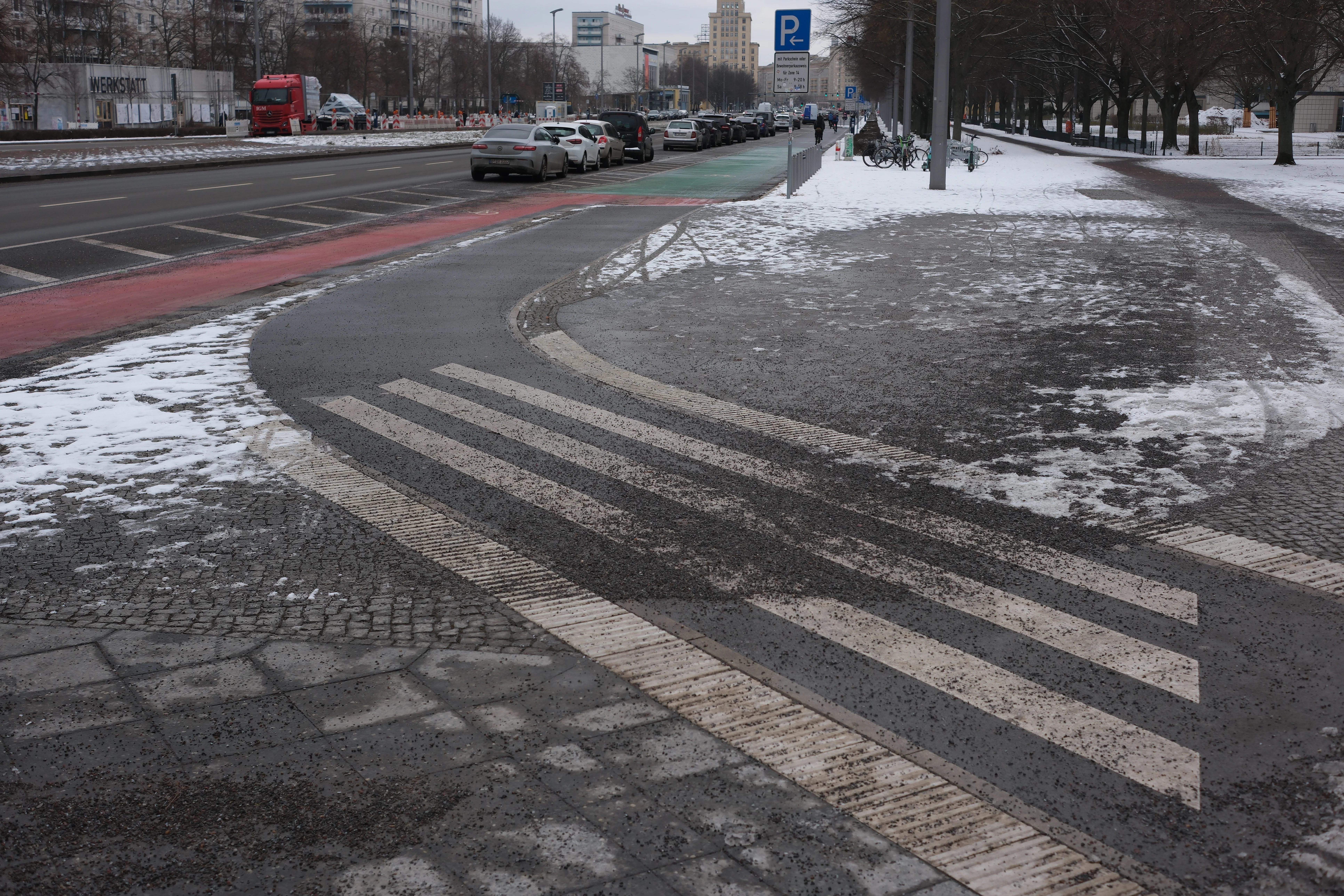 Zebrastreifen über Fahrradweg an Kreuzung