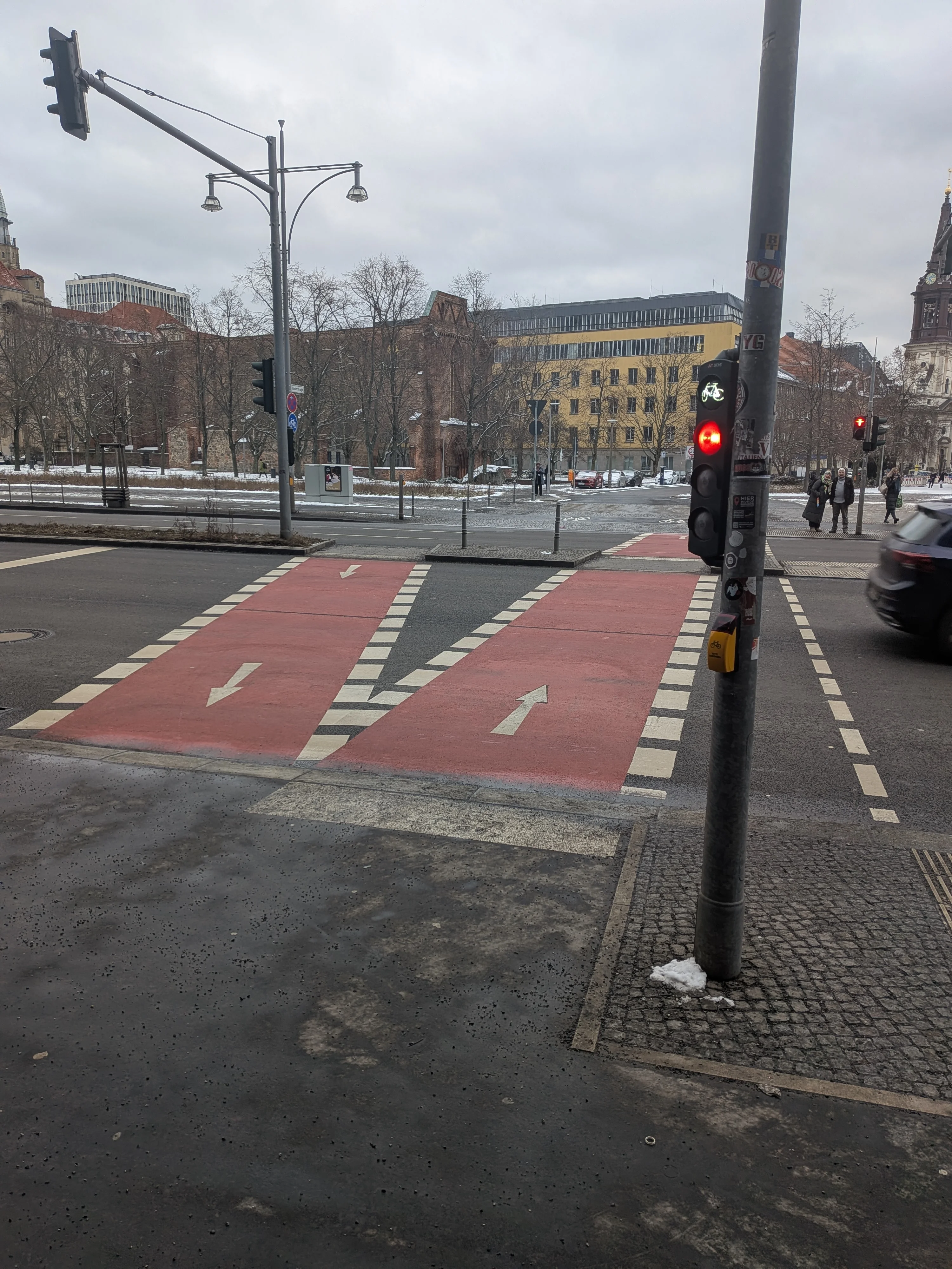 Fahrradweg kreuzt mit Ampel Straße