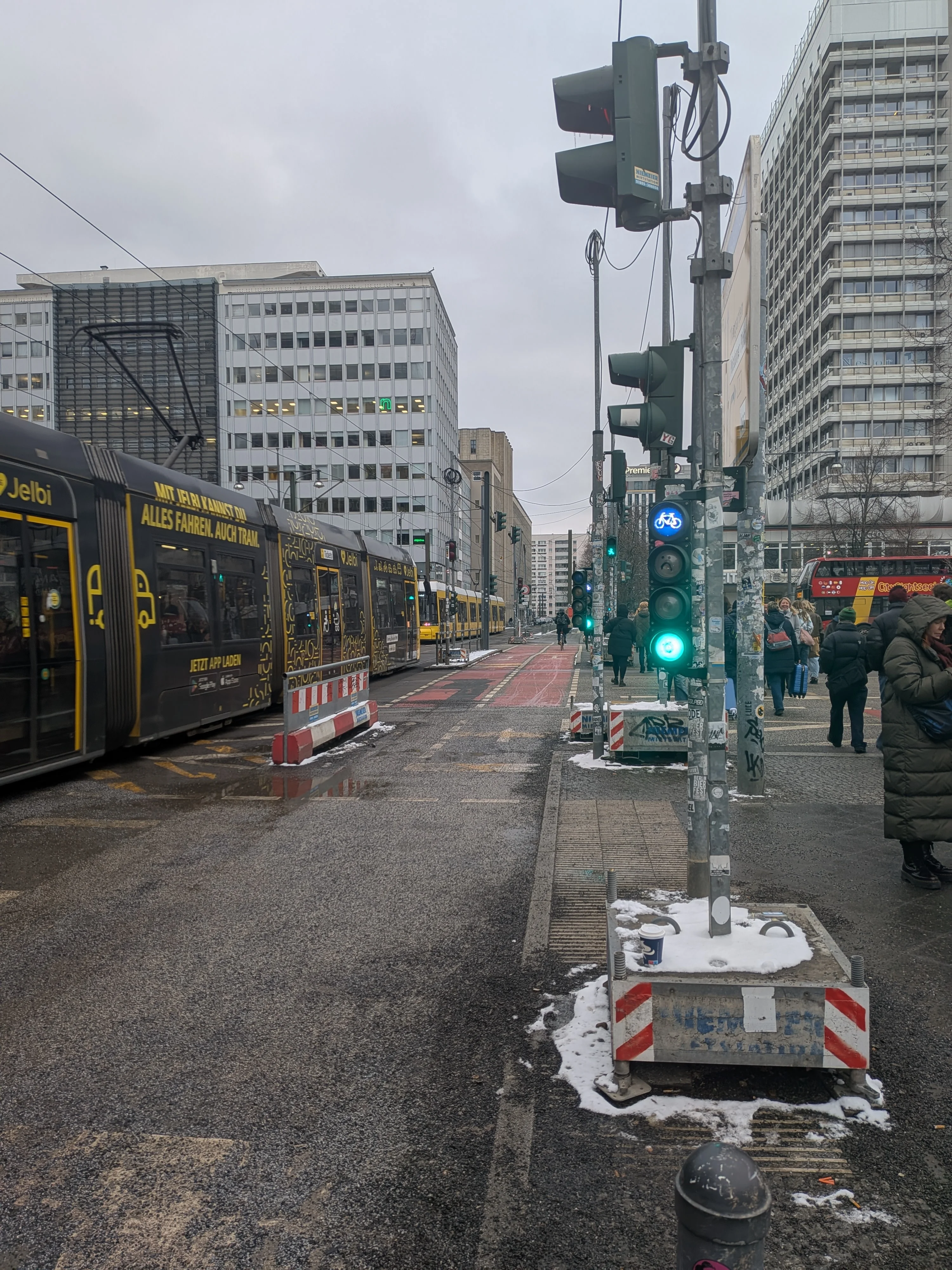 Fahrradweg an Kreuzung, daneben eine Straßenbahn