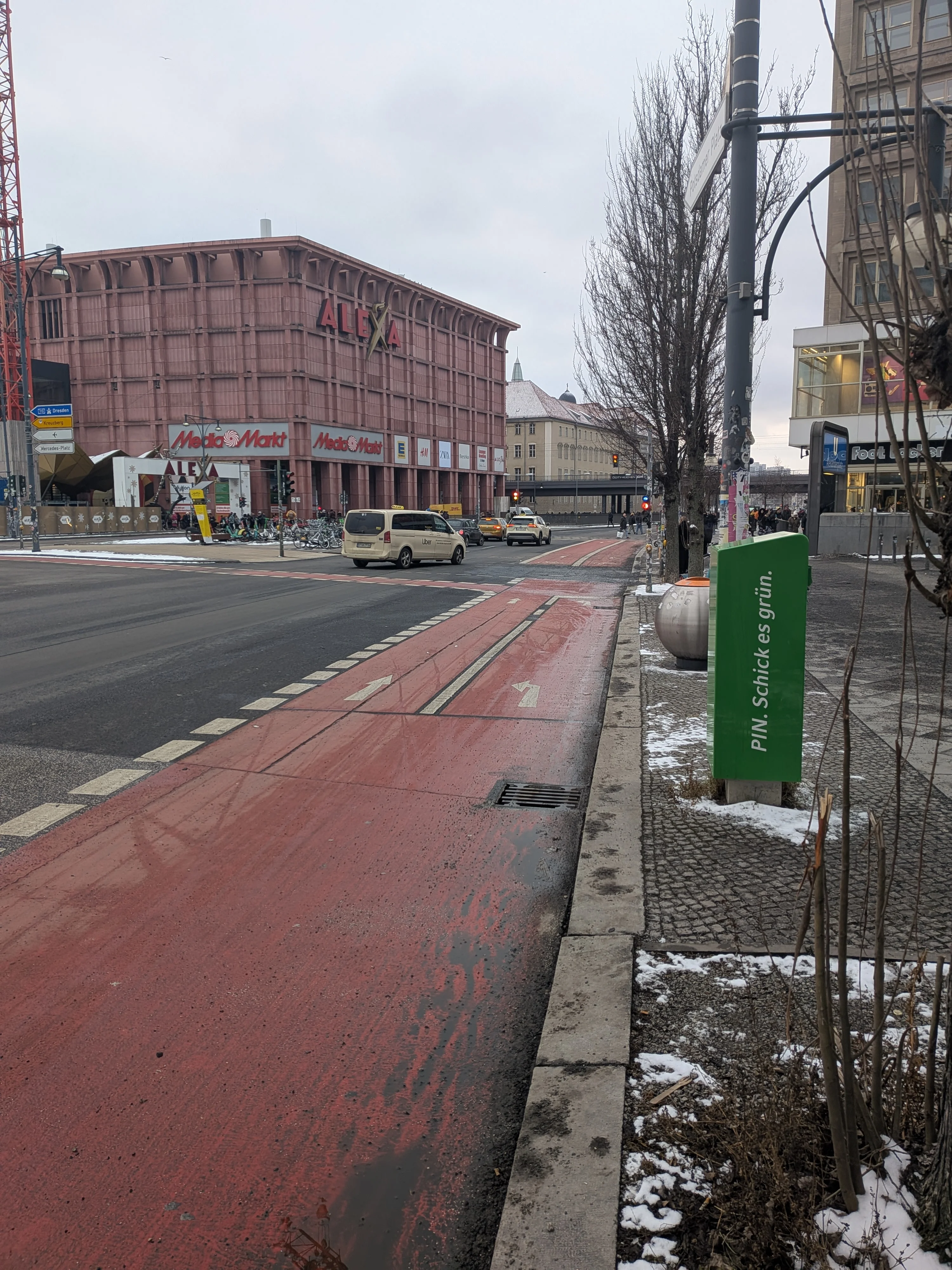 Aufgemalter Fahrradweg an Straße, mündet in Kreuzung