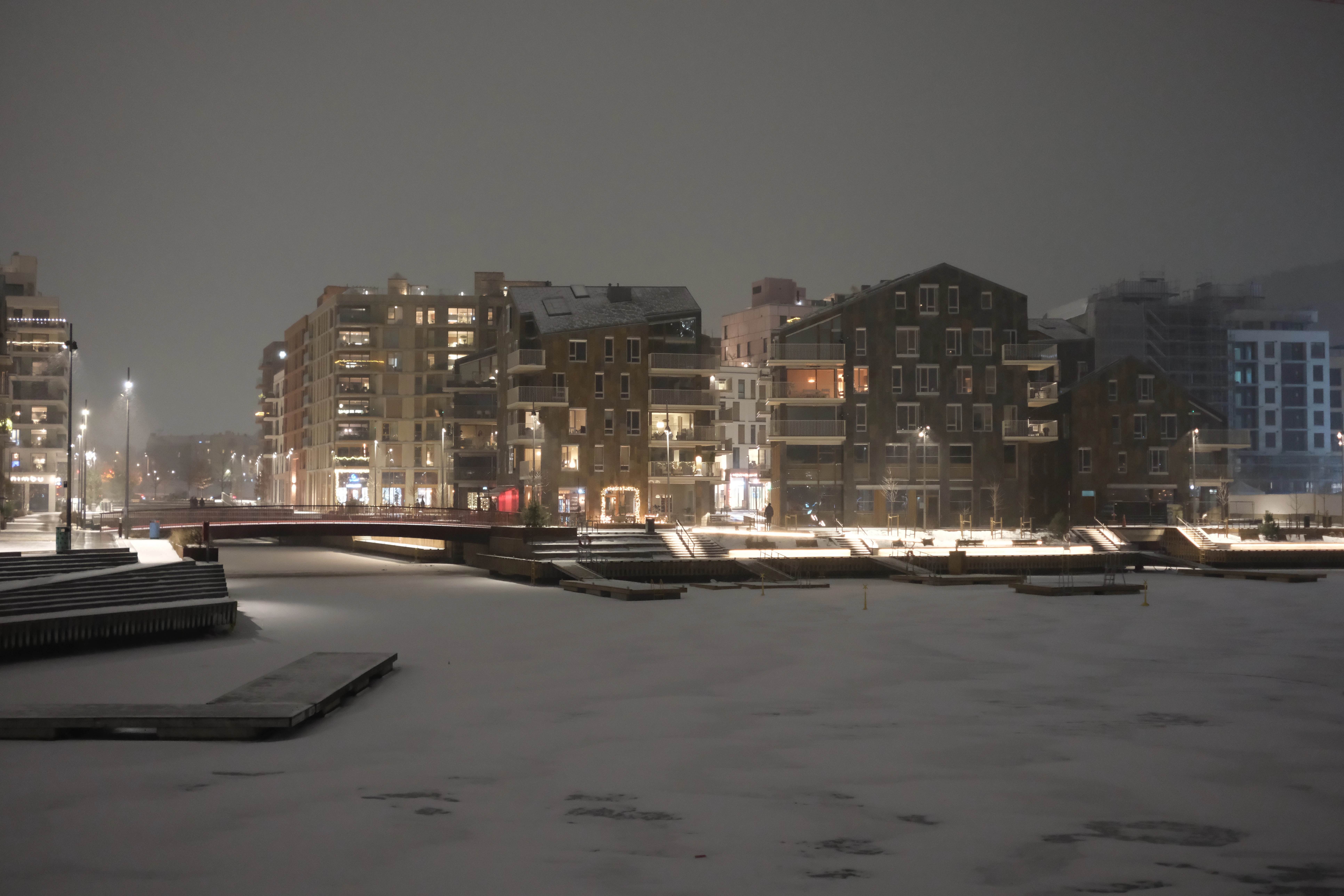 Wohngebäude neben zugefrorenem Wasser