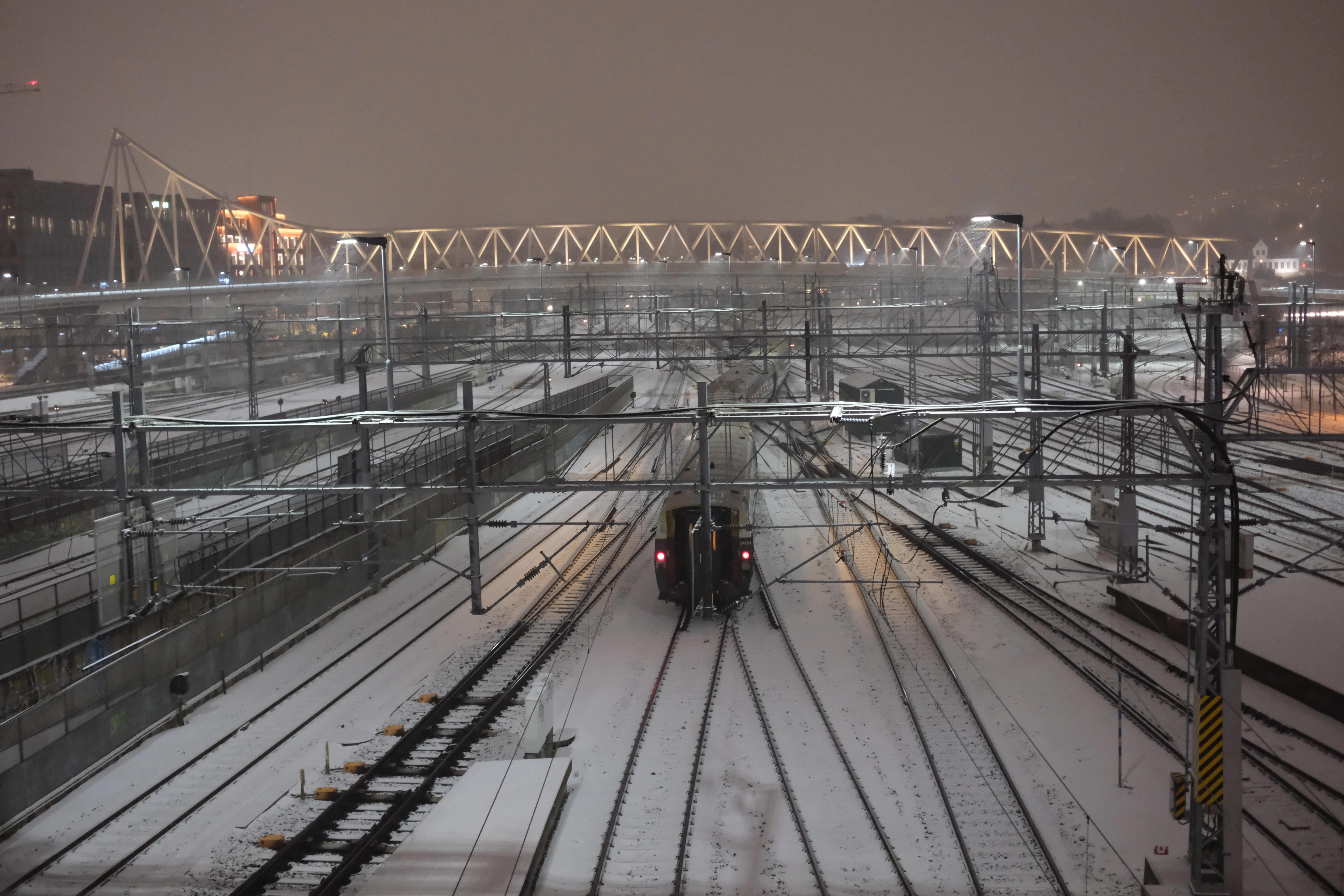 Zug fährt aus Bahnhof