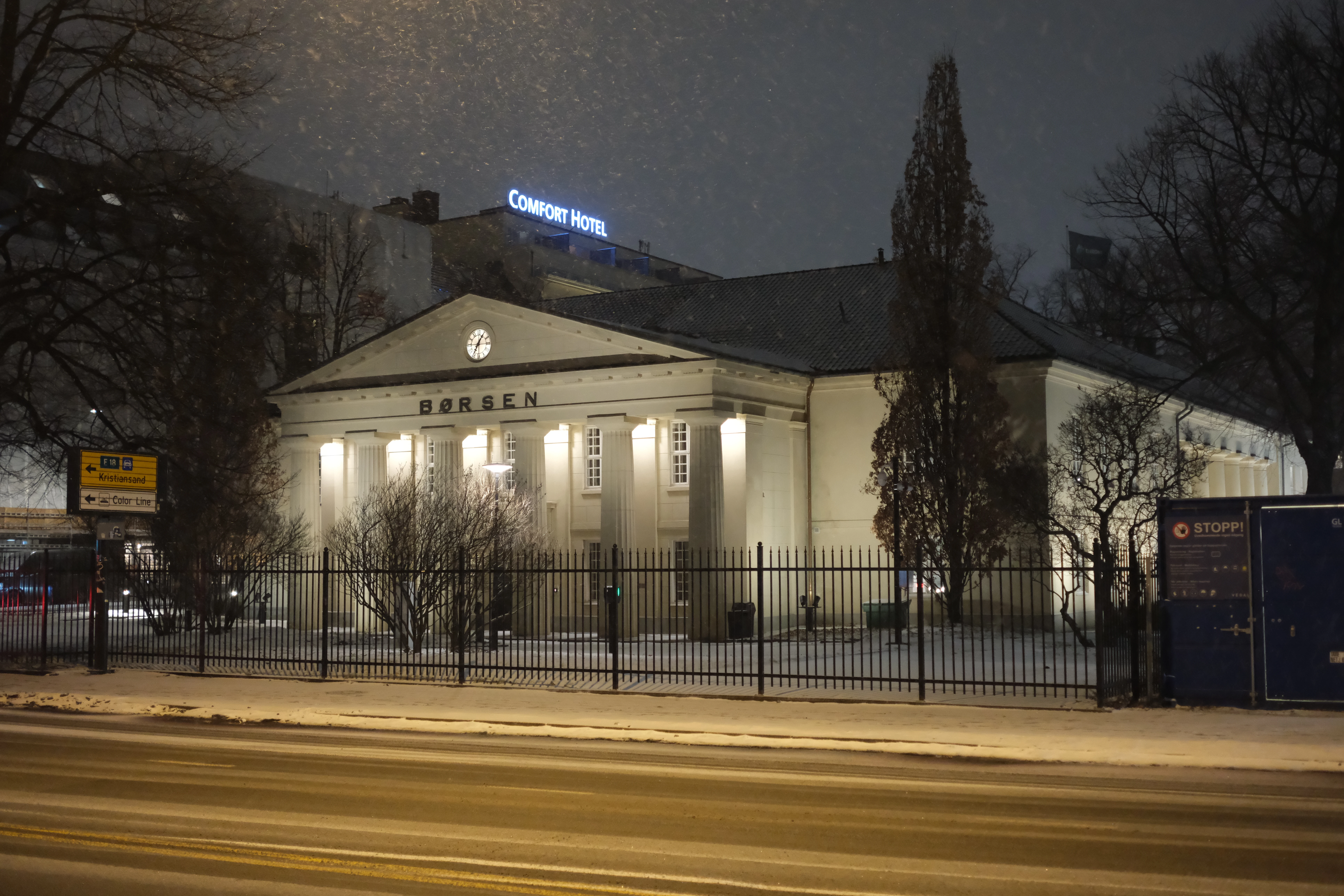 Schönes Gebäude in weiß
