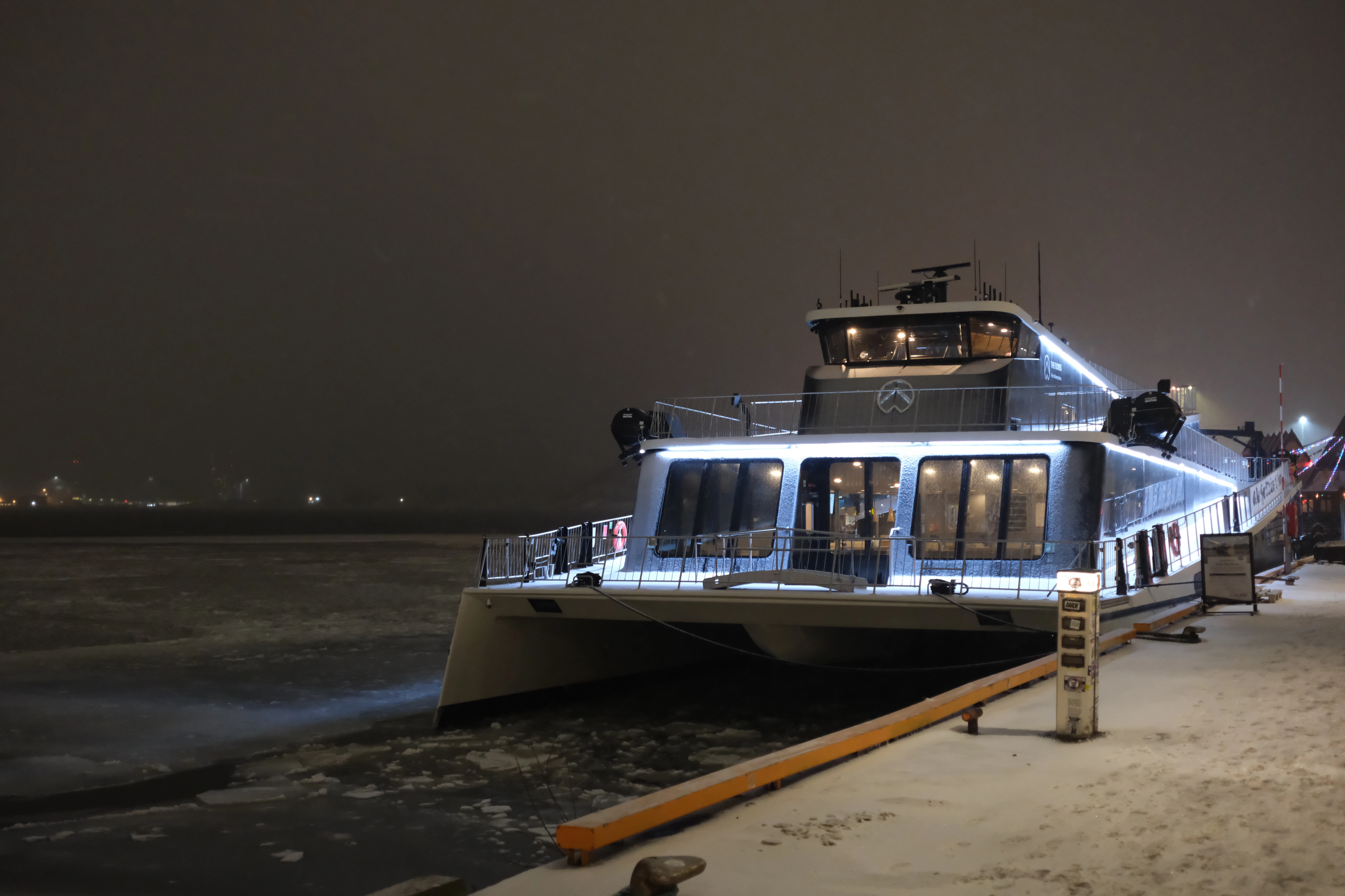 Bot in teils zugefrorenem Wasser