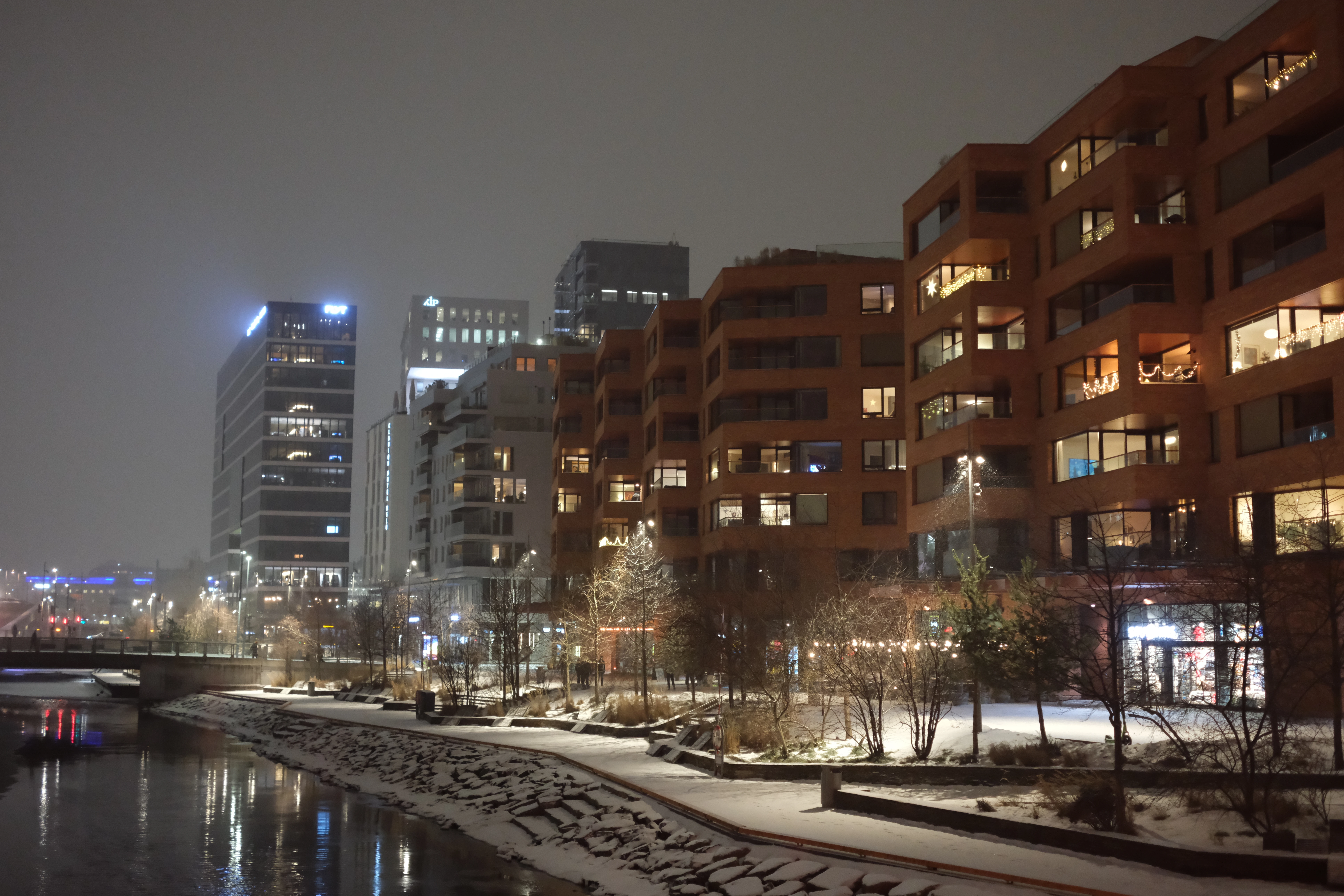 Wohngebäude neben Fluss