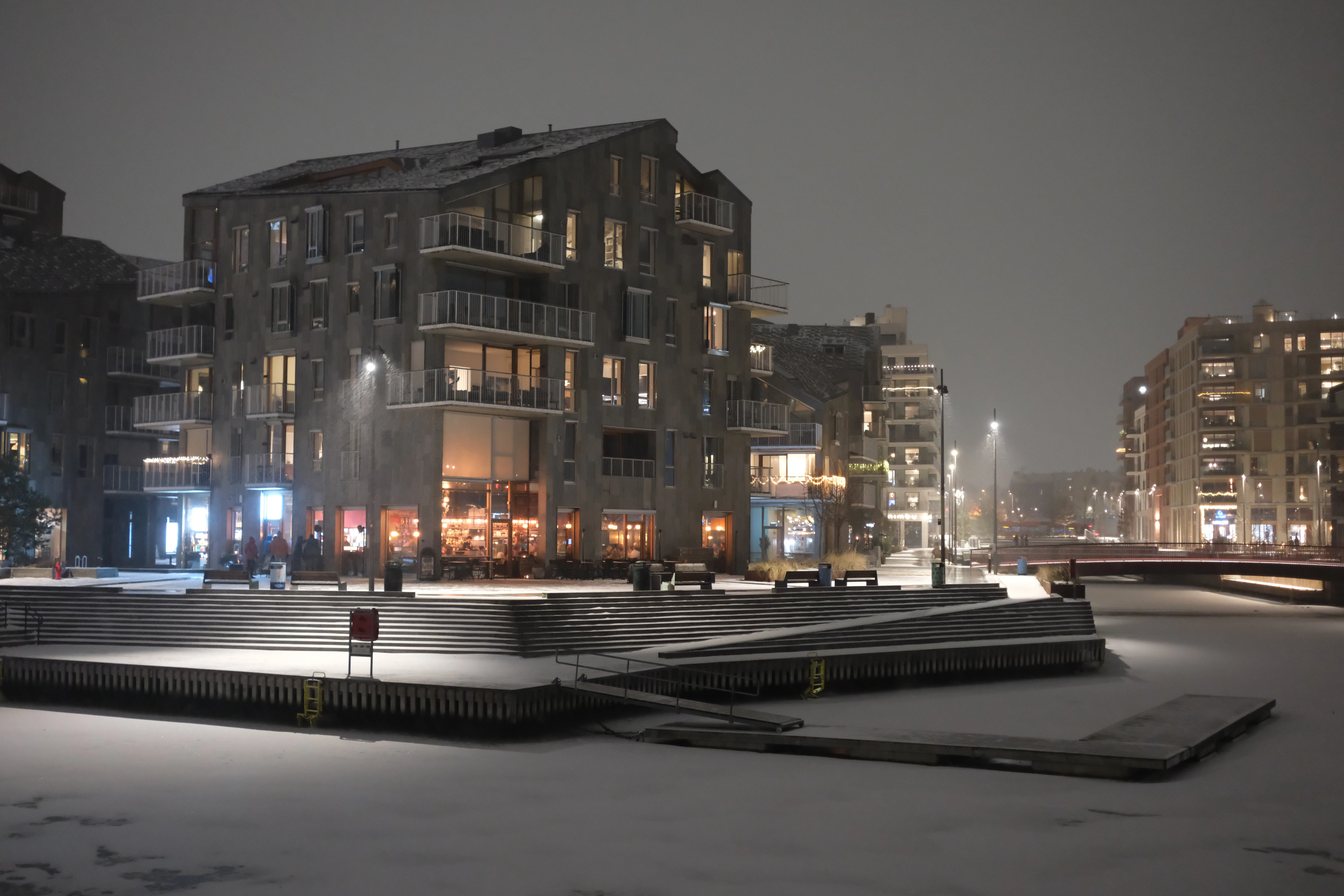 Wohngebäude neben zugefrorenem Wasser