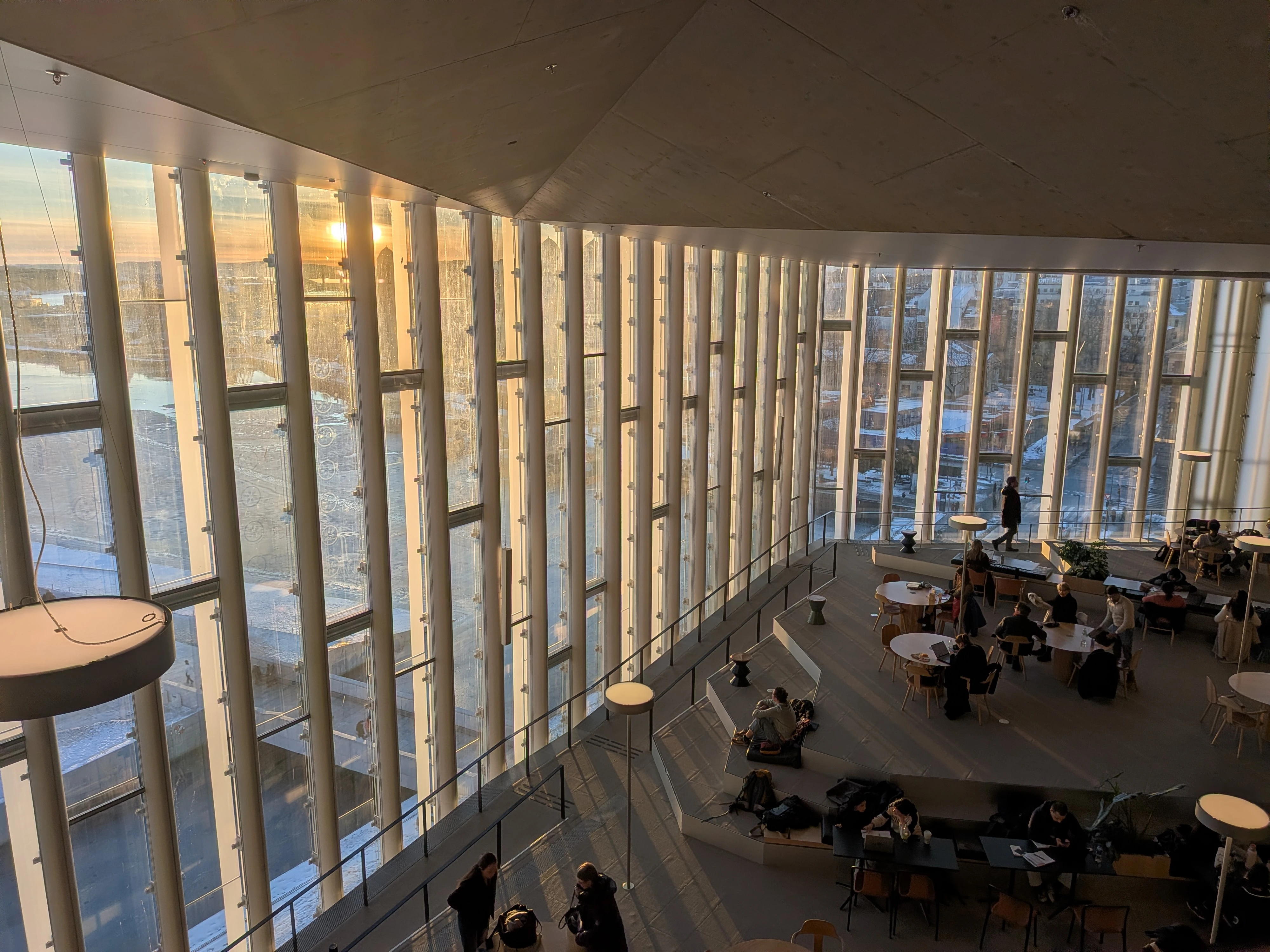 Oslo Deichmann Bibliothek mit Sonnenuntergang